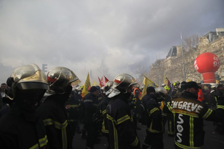 Σφοδρές συγκρούσεις αστυνομικών-πυροσβεστών σε διαδήλωση στο Παρίσι (video)