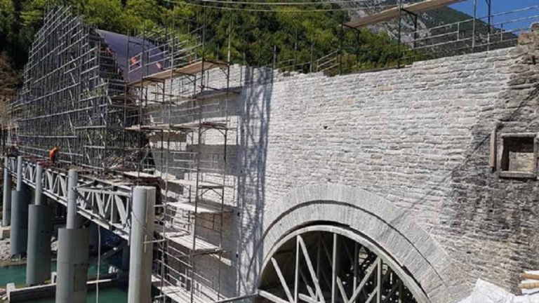 Αγιασμός των υδάτων στην αναστηλωμένη Γέφυρα Πλάκας