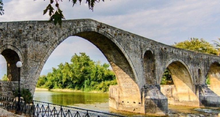 Από το ιστορικό γεφύρι η κατάδυση του Τιμίου Σταυρού στην Άρτα