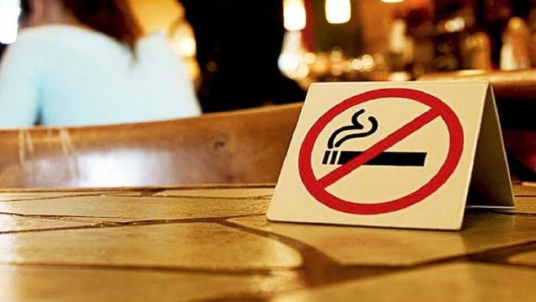 ΣτΕ: Νόμιμη η απαγόρευση του καπνίσματος στους χώρους εστίασης