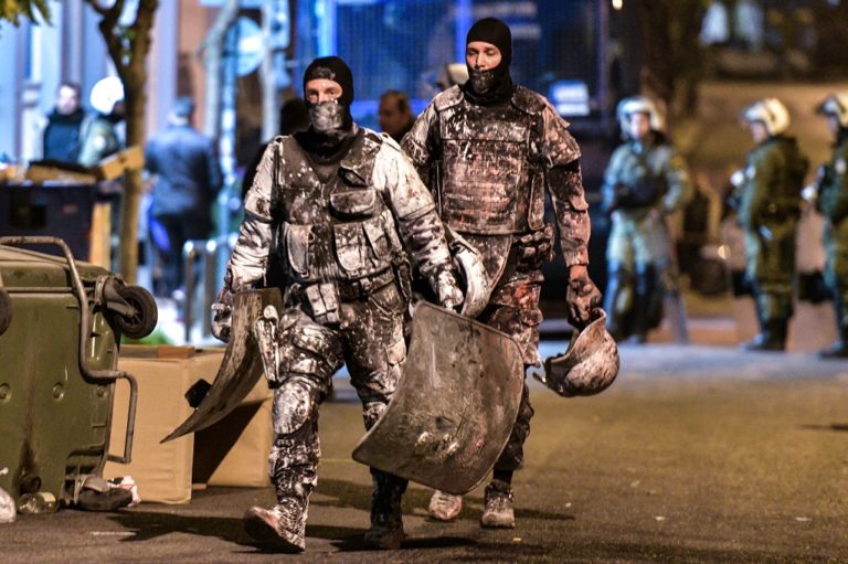 Εκκενώθηκαν από την Αστυνομία τα κτήρια στο Κουκάκι-13 συλλήψεις (video)