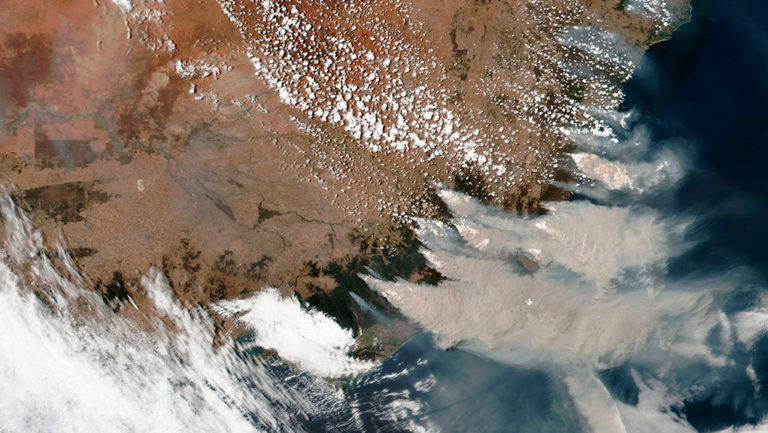 Αυστραλία: “Ανάσα” λόγω βροχής-Προειδοποιήσεις για ενίσχυση των πύρινων μετώπων-Δορυφορικές εικόνες