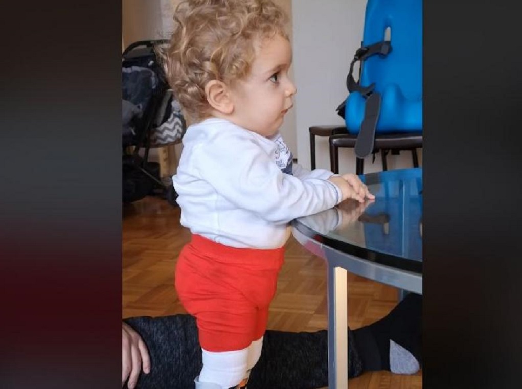 Ο μικρός Παναγιώτης Ραφαήλ στέκεται για πρώτη φορά στα πόδια του (video)