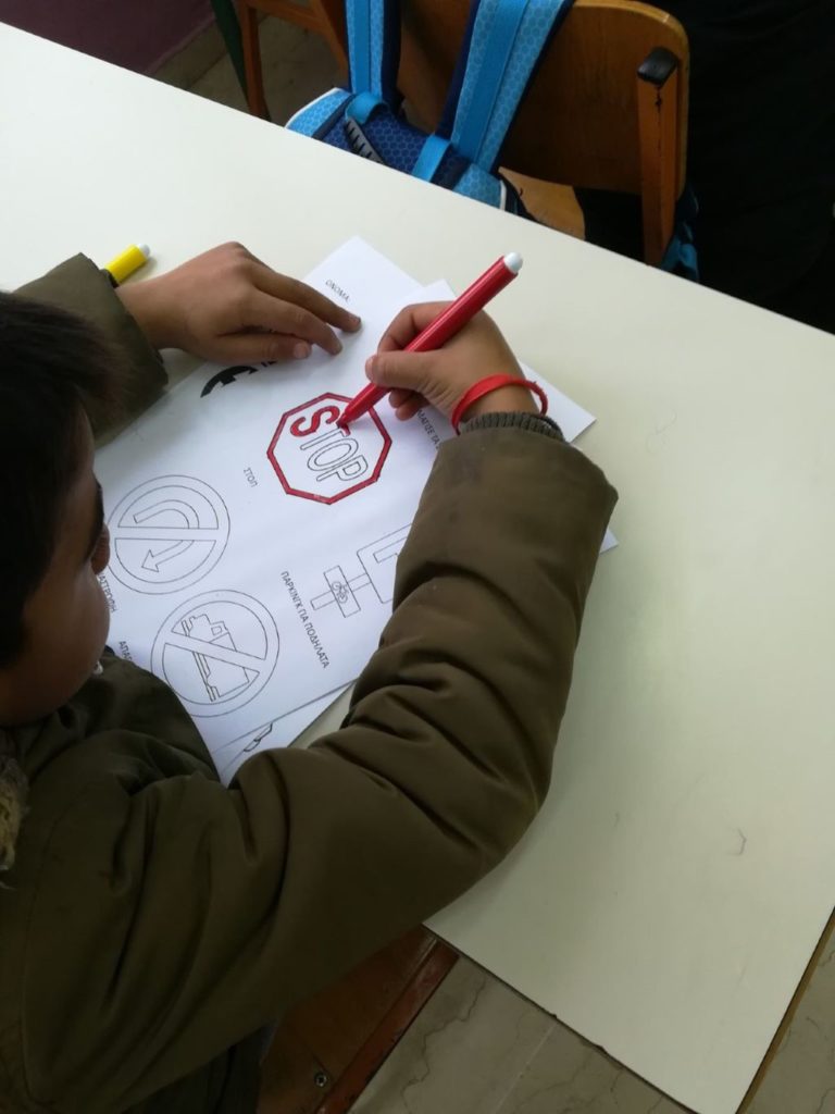 Μαθήματα κυκλοφοριακής αγωγής σε μαθητές Ρομά στα Φάρσαλα