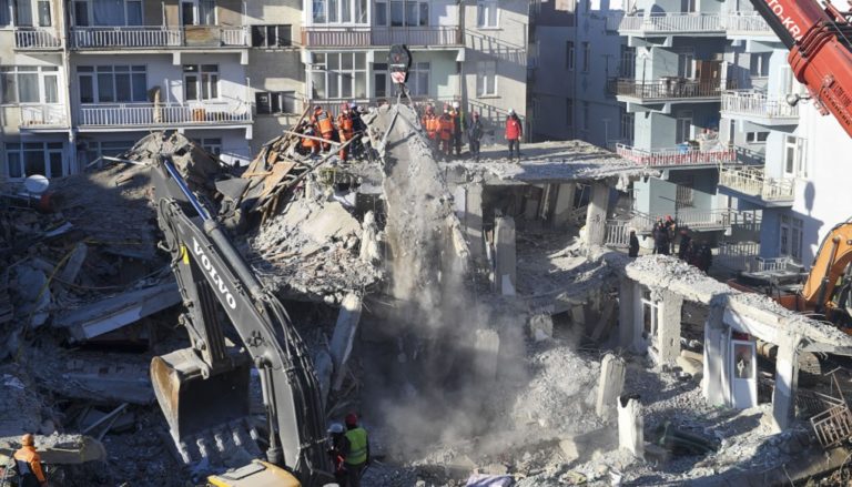 Τουρκία:Τελευταίες αγωνιώδεις προσπάθειες για επιζώντες-Τι είπε ο Γ. Χουλιάρας στην ΕΡΤ (video)