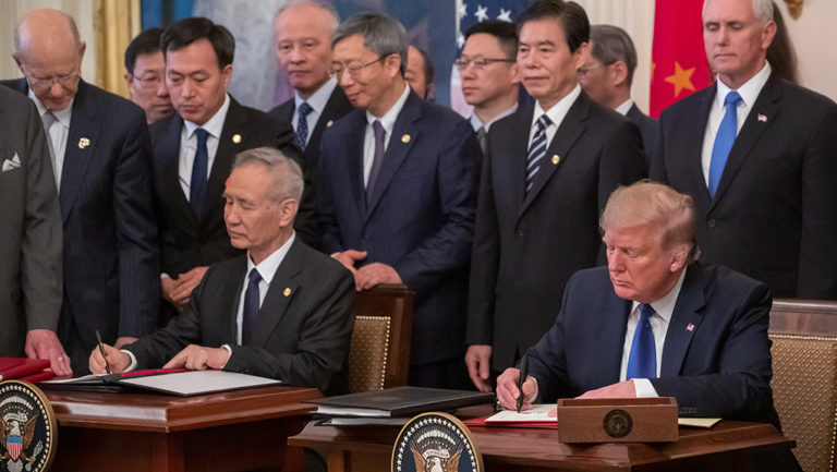 Στη β’ φάση οι συζητήσεις για την εμπορική συμφωνία ΗΠΑ-Κίνας-Τραμπ: Ιστορικό βήμα η υπογραφή