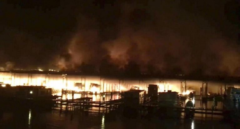 ΗΠΑ: Οκτώ νεκροί από πυρκαγιά σε σκάφη-πλωτά σπίτια στον ποταμό Τενεσί
