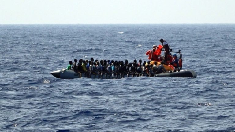 «Ανθρωπιστική κρίση» στην κεντρική Μεσόγειο με εκατοντάδες εγκλωβισμένους μετανάστες, καταγγέλει η SOS Μεσόγειος