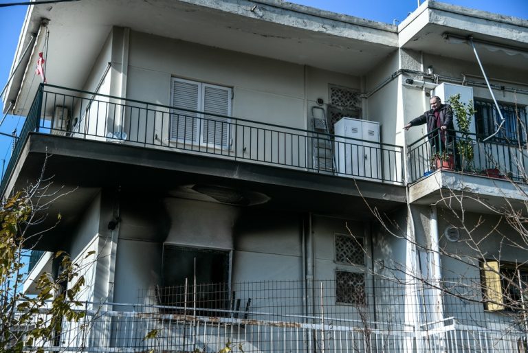 Έσβησε η φωτιά στο διαμέρισμα στα Μελίσσια- Στο νοσοκομείο ένα άτομο με αναπνευστικά προβλήματα (video)