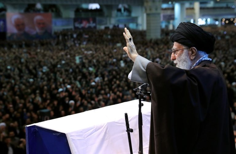 Ιράν: Πύρινος λόγος του Χαμενεΐ κατά των ΗΠΑ μπροστά σε χιλιάδες πιστούς