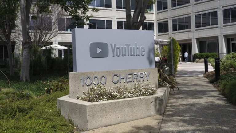 Το YouTube θα απαγορεύσει τα σχετικά με τις εκλογές των ΗΠΑ “παραποιημένα” ή “ψευδή” βίντεο