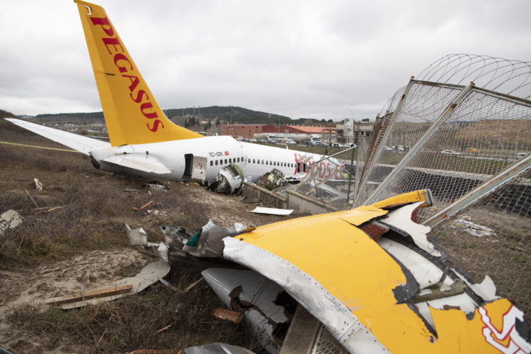 Τουρκία: Έρευνες για το αεροπορικό δυστύχημα με τους 3 νεκρούς και τους δεκάδες τραυματίες