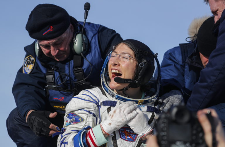 Επέστρεψε στη Γη μετά από 328 μέρες στο Διάστημα η Κριστίνα Κοχ