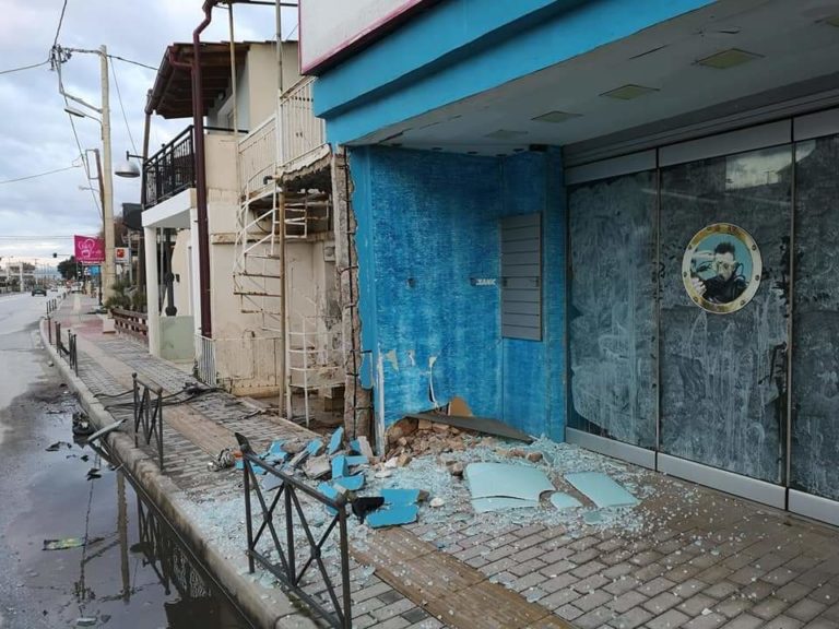 Τρελή πορεία αυτοκινήτου στον Πλατανιά