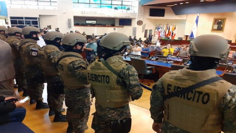 Ελ Σαλβαδόρ: Εισβολή βαριά οπλισμένων στρατιωτών στο κοινοβούλιο