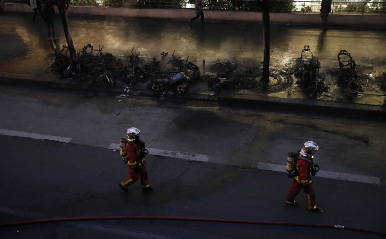 Πυρκαγιά σε εξέλιξη στην περιοχή Γκαρ ντε Λιόν του Παρισιού