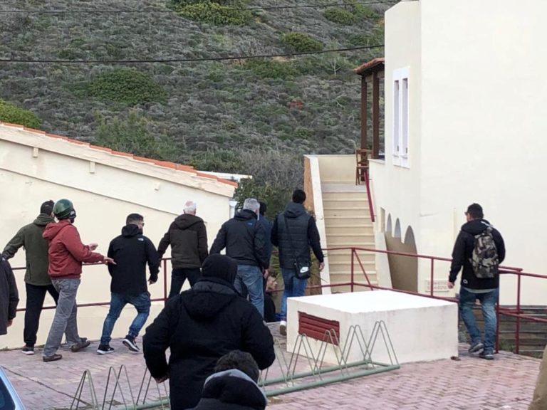 Χίος: Σοβαρά επεισόδια στον Καρφά, επιτέθηκαν και τραυμάτισαν άνδρες των ΜΑΤ