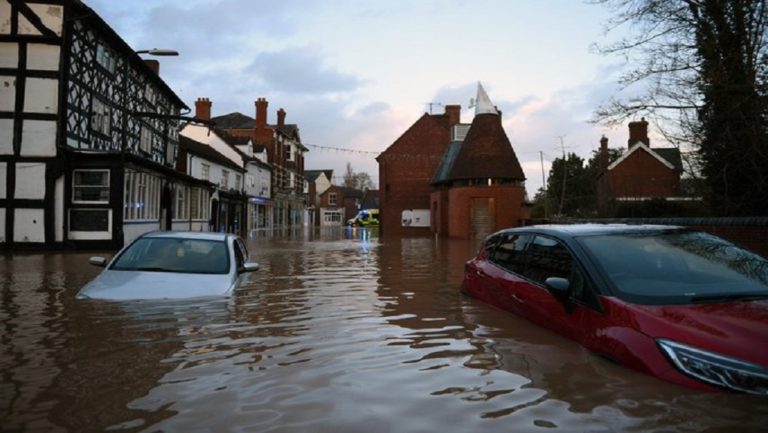 Βροχή μήνα έπεσε σε 48 ώρες στη Βρετανία- Καταιγίδα “Ντένις” και στη Γαλλία