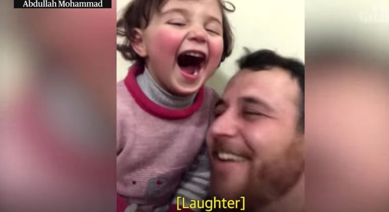 Συρία: Μαθαίνει στο παιδί του να γελά όταν ακούει βόμβα να πέφτει (video)