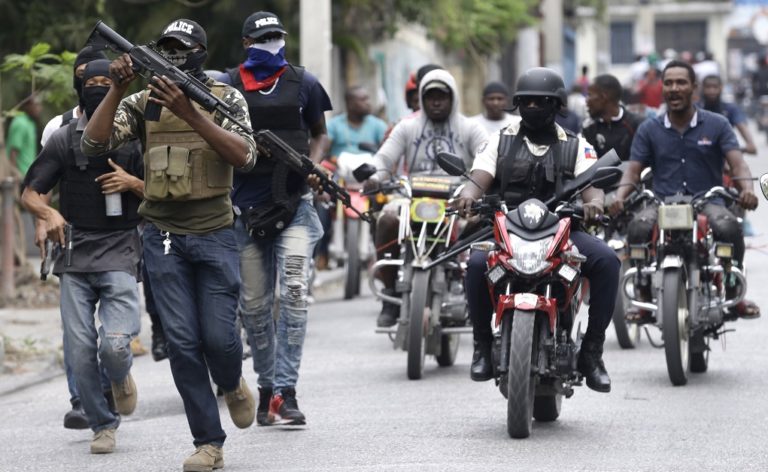 Νεκροί και τραυματίες σε επεισόδια μεταξύ αστυνομικών και στρατιωτικών στην Αϊτή