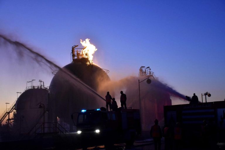 Εργοστάσια αερίου επλήγησαν από οβίδες στη Χομς της Συρίας