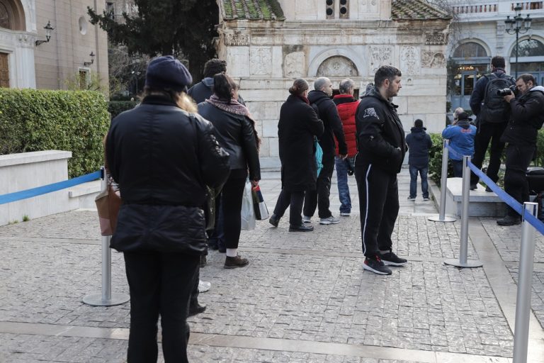 Σε λαϊκό προσκύνημα η σορός του Κ. Βουτσά στο παρεκκλήσι της Μητρόπολης (video)