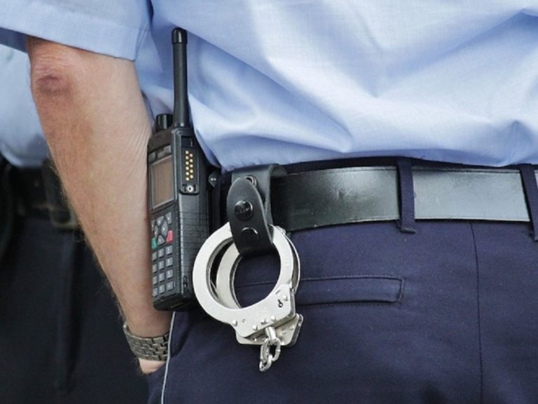 Επίορκος αστυνομικός νοίκιαζε τον υπηρεσιακό ασύρματο σε διαρρήκτες (video)