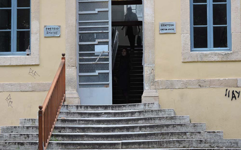 Χανιά: Εκ νέου στον Εισαγγελέα ο καθηγητής  που κατηγορείται ότι ασελγούσε σε μαθήτριες