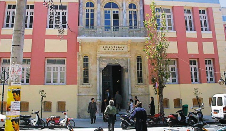 Ηράκλειο: Στις 20 Φεβρουαρίου η δίκη των δύο νεαρών που επιτέθηκαν σε διασώστη του ΕΚΑΒ και σε Ινδό φοιτητή