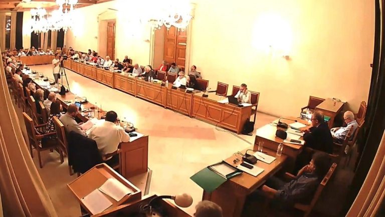Δημοτικό Συμβούλιο με αεροδρόμιο και κόλπο Δερματά