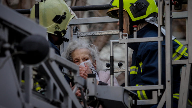 Πυρκαγιά σε διαμέρισμα στο Παλαιό Φάληρο-Απεγκλωβισμός δύο ηλικιωμένων-Μία τραυματίας (video)