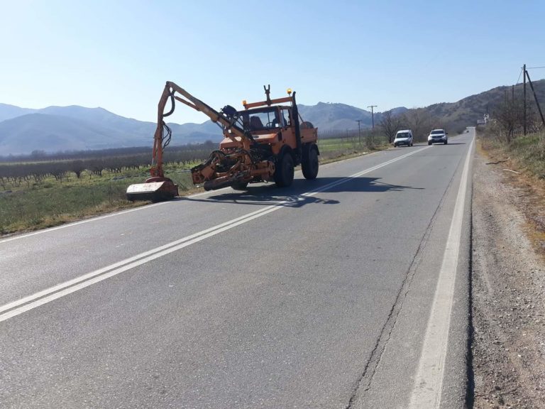 Εργασίες καθαρισμού στο οδικό δίκτυο της Π.Ε. Λάρισας