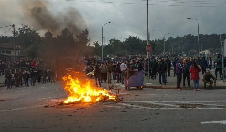 Επεισόδια και τραυματισμοί πολιτών και αστυνομικών στις κινητοποιήσεις στα νησιά (video)