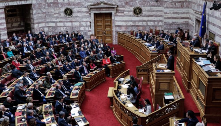 Κόντρες στις δευτερολογίες στη Βουλή-Τις ηχογραφήσεις του Eurogroup του 2015 κατέθεσε ο Βαρουφάκης- Τασούλας: Απαράδεκτο (video)