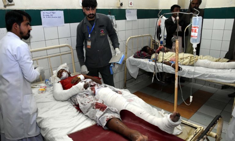 Φονική σύγκρουση τρένου με λεωφορείο στο Πακιστάν – 30 Νεκροί