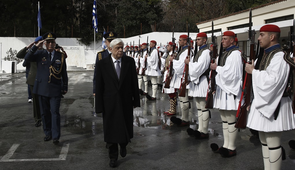 Ο Π. Παυλόπουλος τίμησε την μνήμη του Εύζωνα Σ. Θωμά (video)