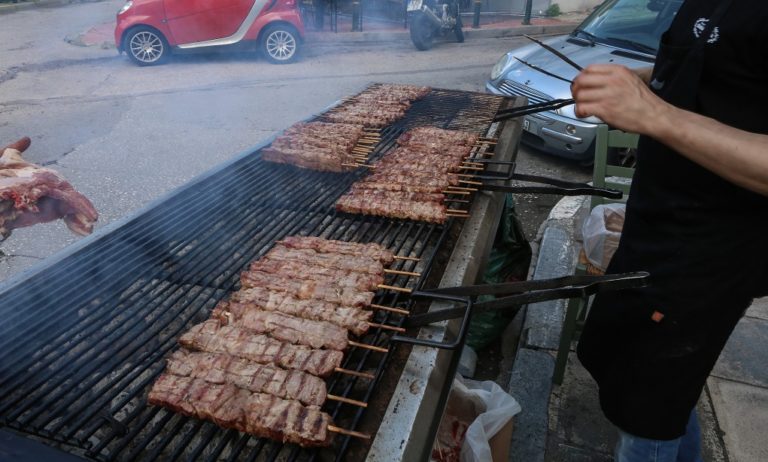 Τσικνοπέμπτη με μεζέδες και γλέντι – Πήραν φωτιά οι ψησταριές (video)