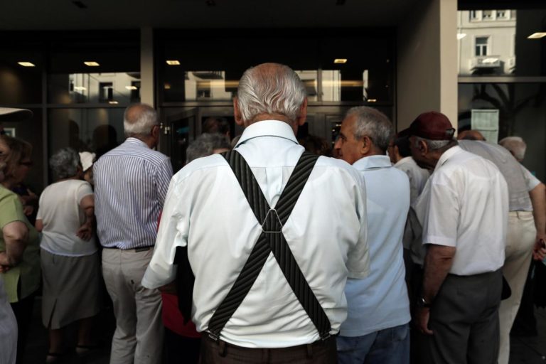 Συλλαλητήριο συνταξιούχων και οικοδόμων για το ασφαλιστικό