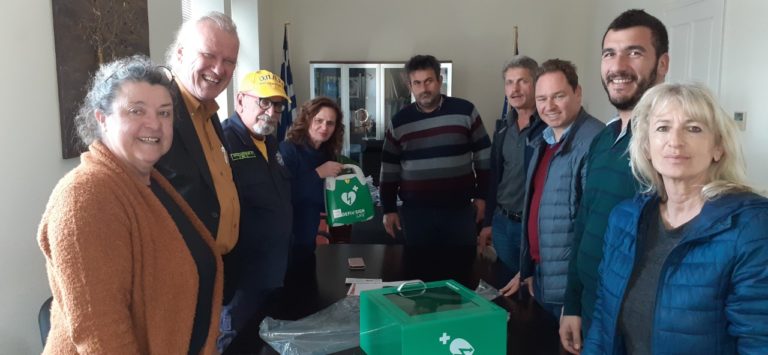 Χανιά: Ζευγάρι Ολλανδών δώρισε απινιδωτή στο Δήμο Κανδάνου Σελίνου