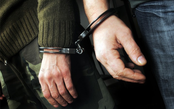 Συλλήψεις 12 ατόμων στην Ελασσόνα για βανδαλισμούς σε μνημεία και κτίρια