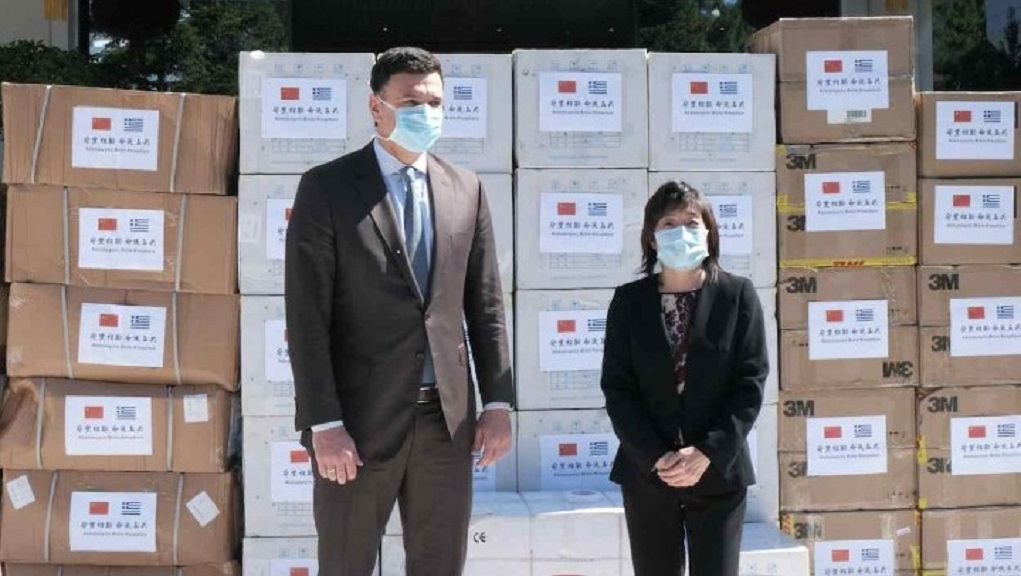 Μάσκες και προστατευτικό υλικό παρέλαβε ο Β. Κικίλιας από την πρεσβεία της Κίνας