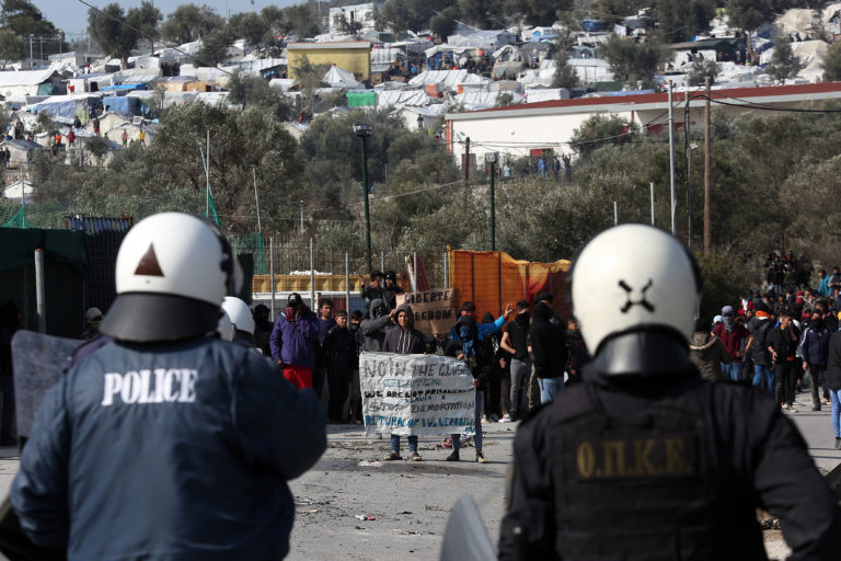 Ένταση στο λιμάνι της Μυτιλήνης λόγω φημών ότι άνοιξαν τα σύνορα-Σε πλοίο του Π.Ν. όσοι πέρασαν μετά την 1η Μαρτίου