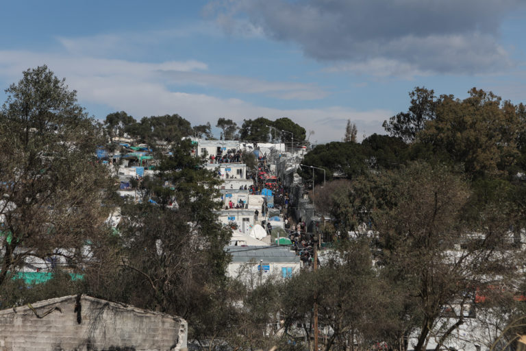 Μέτρα περιορισμού κυκλοφορίας στα ΚΥΤ – Επιτάχυνση δημιουργίας κλειστών κέντρων σε Σάμο, Κω, Λέρο