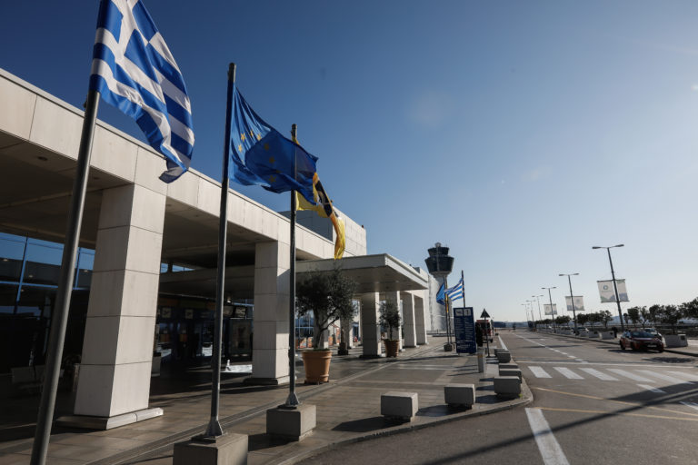 Σε καραντίνα 14 ημερών οι 400 Έλληνες που επιστρέφουν από το Λονδίνο-Κλιμάκιο του ΕΟΔΥ στο αεροδρόμιο