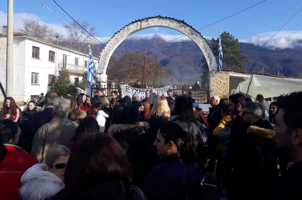 Ροδόπολη Σερρών: Σε αποκλεισμό του στρατοπέδου προχώρησαν οι κάτοικοι-Τι είπε ο Ν. Μηταράκης στην ΕΡΤ