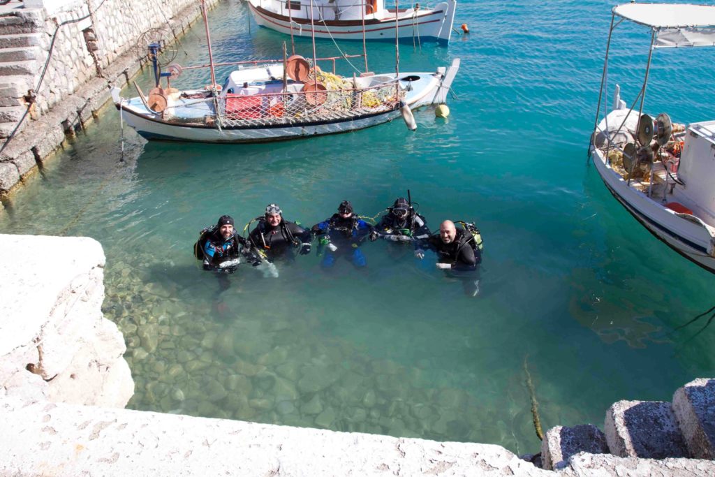 Εθελοντικός καθαρισμός στο λιμάνι Λουτρακίου – “Ψάρεψαν” έως και πασχαλινή σούβλα