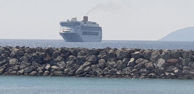 Ιταλικό κρουαζιερόπλοιο  έχει αράξει ανοικτά του Κόκκινου Πύργου