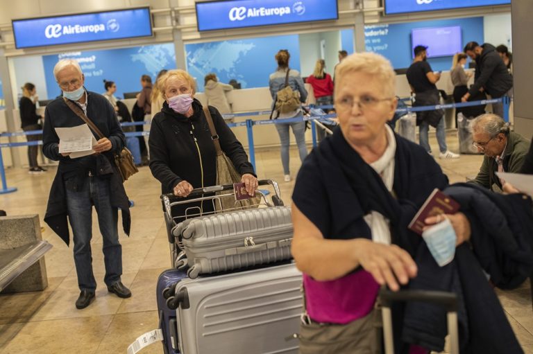 Ο κορονοϊός κλείνει αεροδρόμια στην Ευρώπη