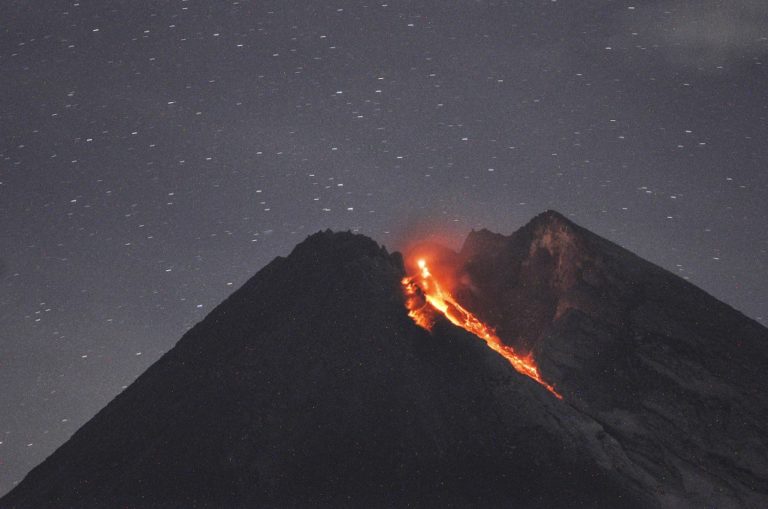Έκρηξη ηφαιστείου κλείνει αεροδρόμιο στην Ινδονησία