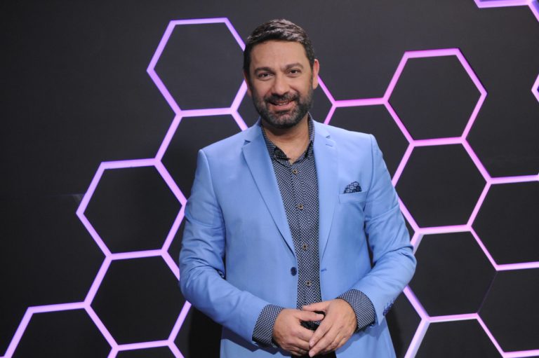 O Φωκάς Ευαγγελινός στην εκπομπή της ΕΡΤ1 «Eurovision – Αντίστροφη μέτρηση»